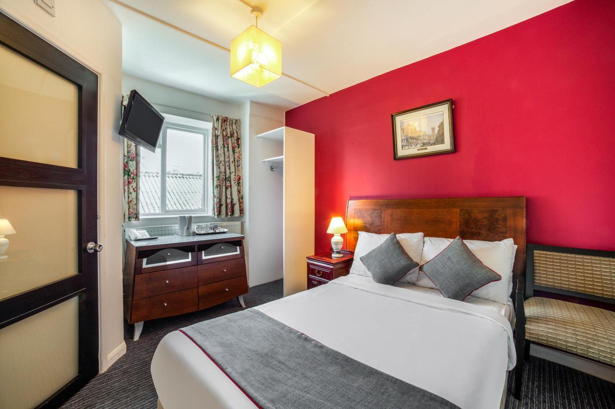Hotel The 3*