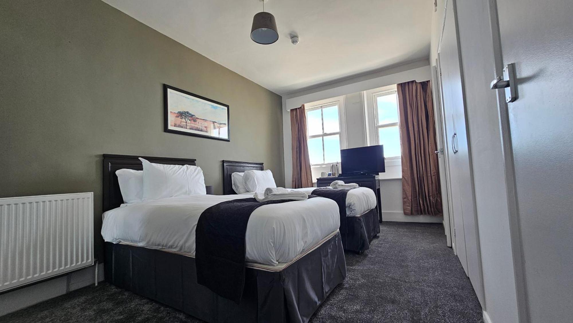 Hotel The 3*