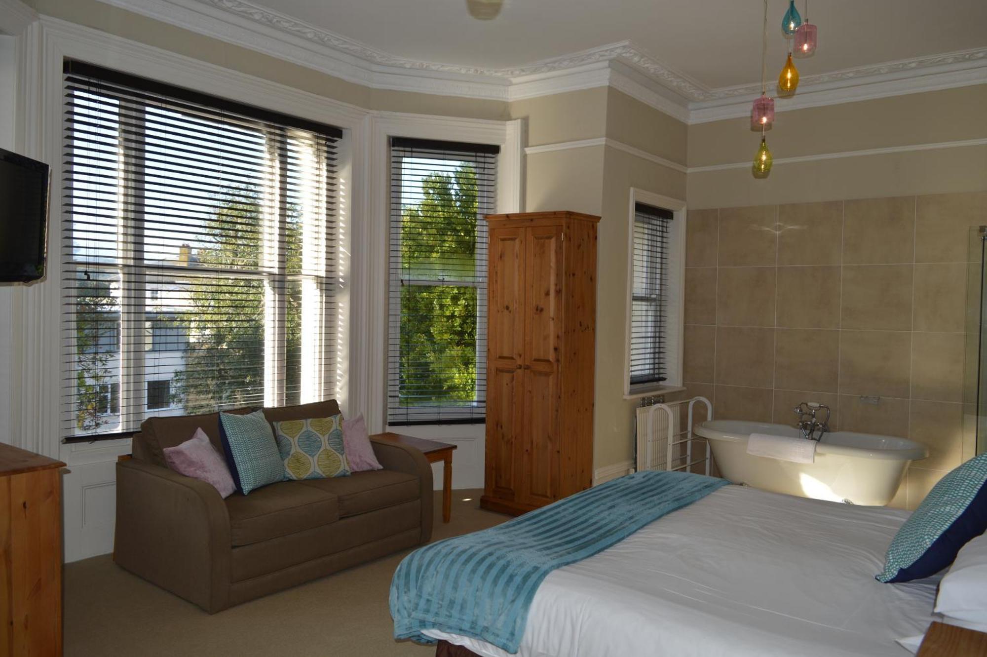 The Sheldon - Free Private Parking Bed & Breakfast 4*