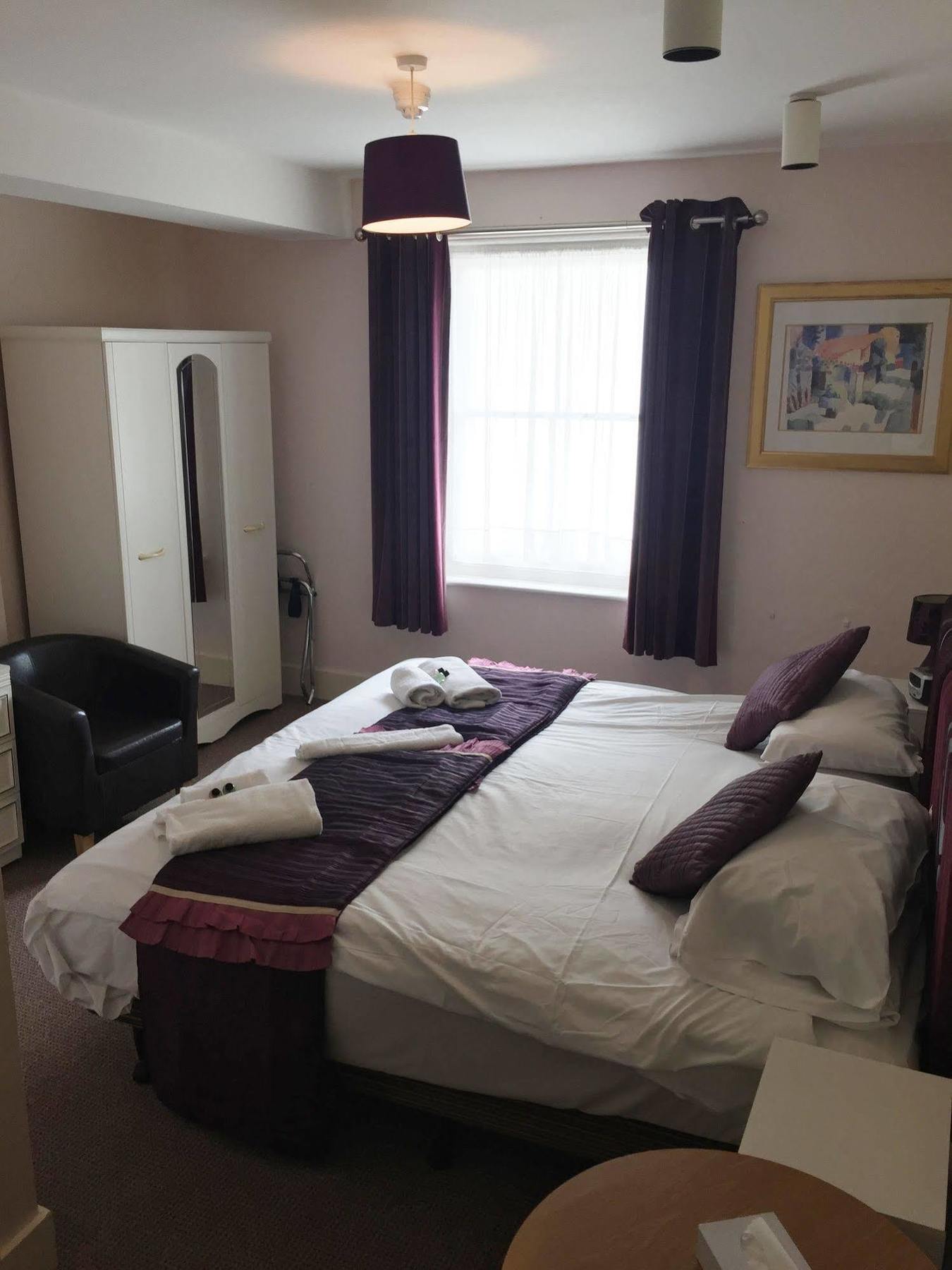 Oyo The Palm Court Hotel 2*