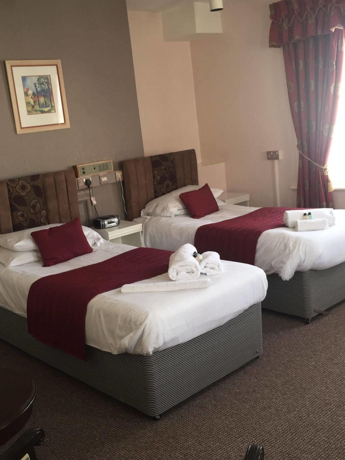 Oyo The Palm Court Hotel