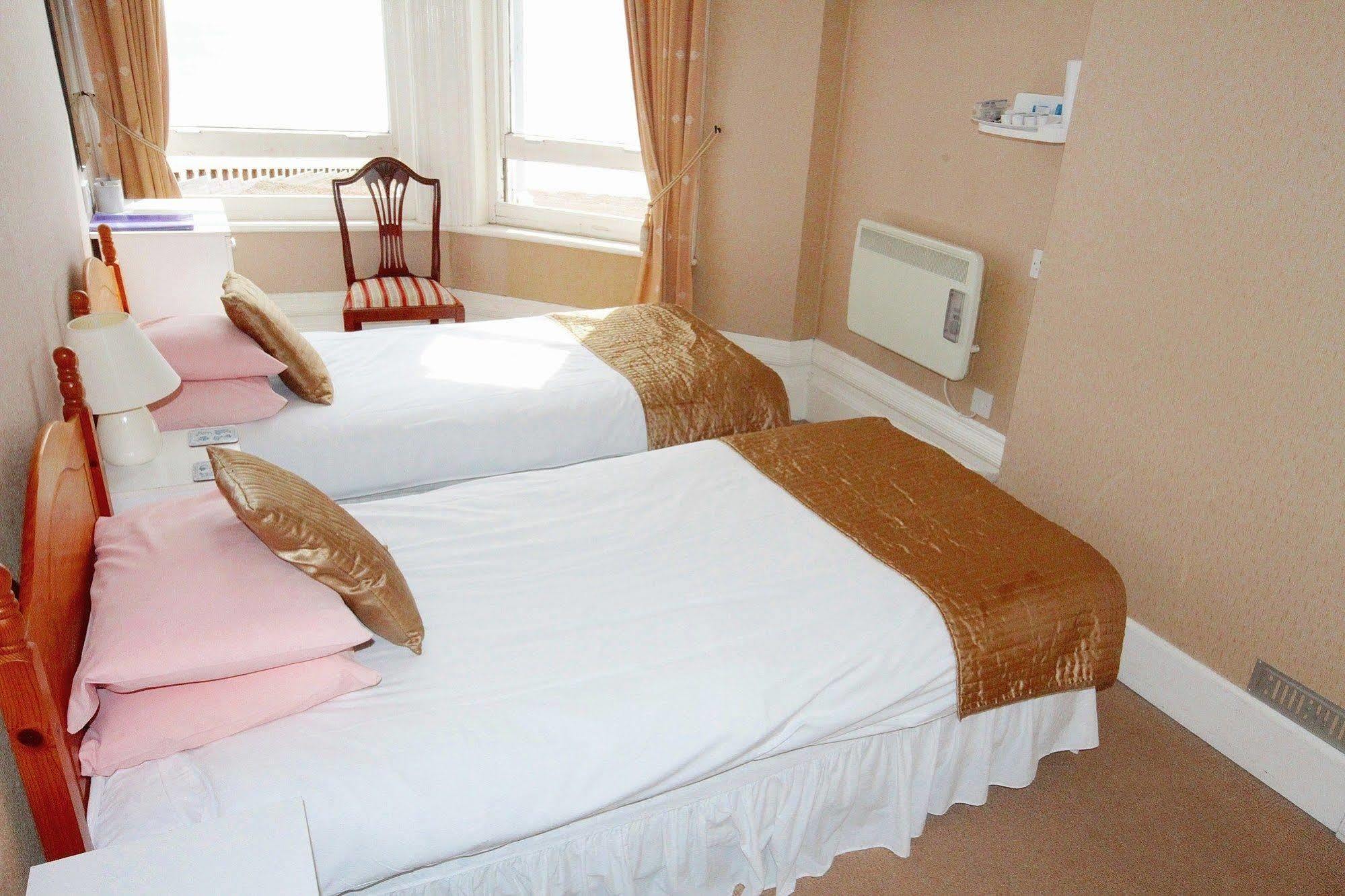 Oyo Marine Parade Hotel, Pier