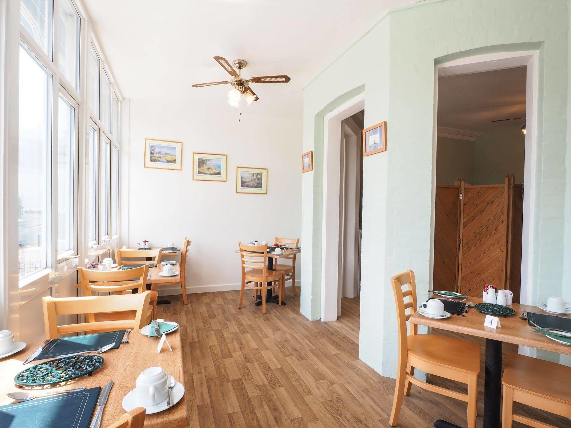 Bed & Breakfast By The Sea 3*