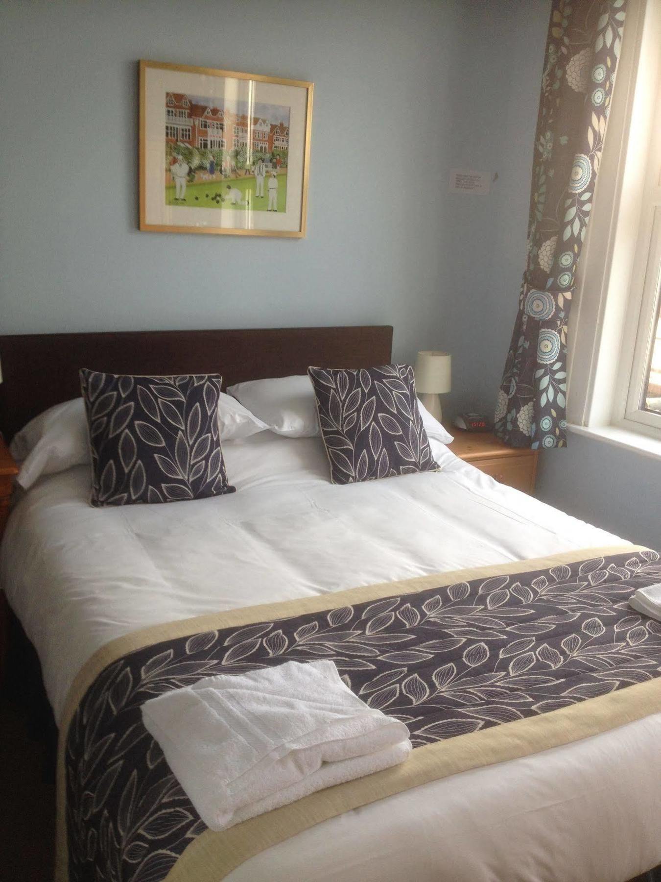 By The Sea Bed & Breakfast Eastbourne